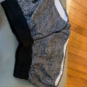Lululemon Tracker Short IV Freckle Flower Black White Black Size 8 3” Inseam